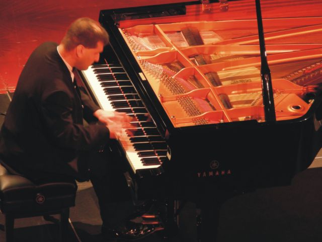 Ο Δημήτρης Σγούρος επιστρέφει στο Μέγαρο Μουσικής Αθηνών